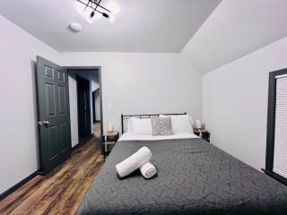 New! Modern 3 bedroom comfort Free parking & WIFI - 4