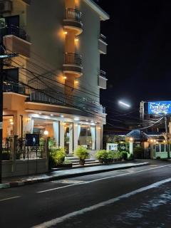 Ritzy House Hotel - 3