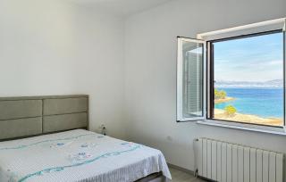 3 Bedroom Beach Front Apartment In Stomorska - 6