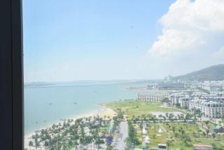 A La Carte Ha Long Beachfront Condotel - 3