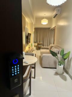 Luxury Condo in Uptown BGC with Balcony OLED TV and 300Mbps WiFi, with Workspace, Near Uptown Mall, Landers and mitsukoshi mall - 1