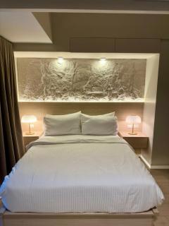Luxury Condo in Uptown BGC with Balcony OLED TV and 300Mbps WiFi, with Workspace, Near Uptown Mall, Landers and mitsukoshi mall - 0