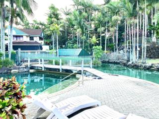 Bright 2BR Retreat Pool View 12 Mins Airport - 3
