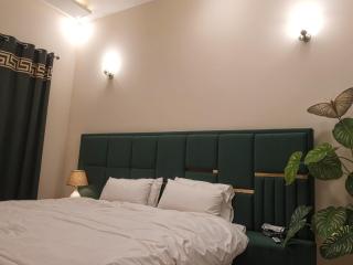 Swiss Grand Villa DHA Near Raya & Airport - 3
