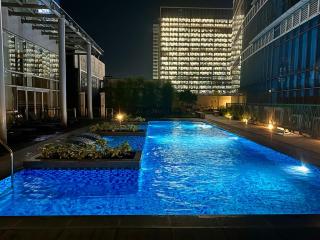Luxury Condo in Uptown BGC with Balcony OLED TV and 300Mbps WiFi, with Workspace, Near Uptown Mall, Landers and mitsukoshi mall - 5