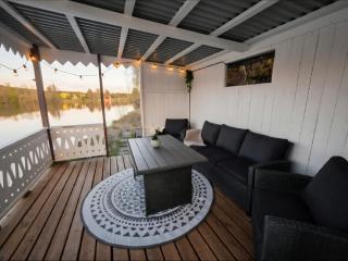 Riverside Villa with Private Jetty and Scenic Views - 8