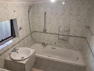 Charles Guest House - 8