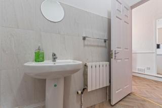 Central Dudley Studio with Smart TV and Parking - 2