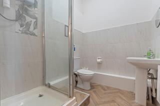 Central Dudley Studio with Smart TV and Parking - 8