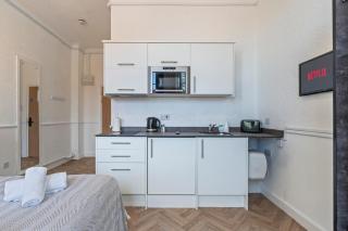 Central Dudley Studio with Smart TV and Parking - 7