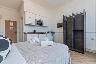 Central Dudley Studio with Smart TV and Parking - 4