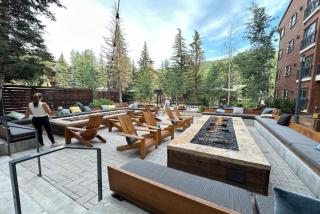 Luxury Hotel Room With King Bed In Lionshead Village - 5
