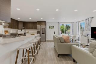Spacious 5BR Home Parking 10 min Airport - 1