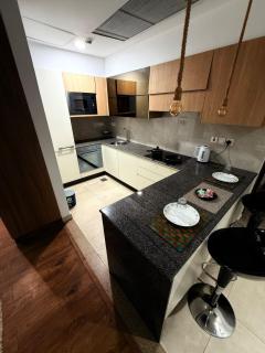 Guests Favourite Cozy Studio Pentasquare DHA 5 - 1