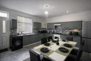 Peaceful 4BR House Sleeps 9 Ideal for Work Crews - 2