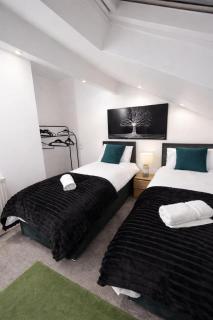 Peaceful 4BR House Sleeps 9 Ideal for Work Crews - 7
