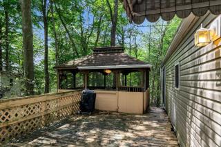Pocono 2Bedroom Chalet Retreat Near Lake & Pool - 8