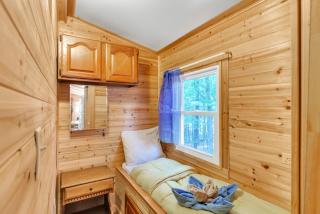 Pocono 2Bedroom Chalet Retreat Near Lake & Pool - 2