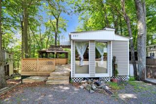 Pocono 2Bedroom Chalet Retreat Near Lake & Pool - 9