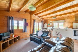 Pastures Green Cabin (Oak Tree Lane) - 2