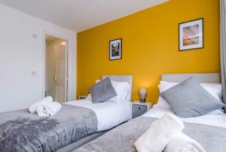 Caspian House 8Beds 6Bedroom 3Bath Contractors NHS Relocation - 3