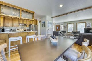 Spacious home for families - walk to Heavenly & the beach - 3