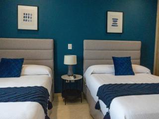 Luxury condo with balcony and front ocean view - 4