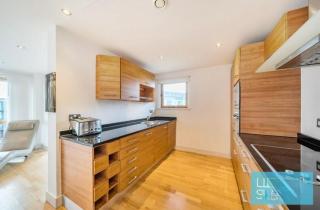 Walk to Uk REIFF Heart of Leeds docks large Elegant award winner hosts 2 bed apartment with Large balcony & fantastic view of the entire dock - 1