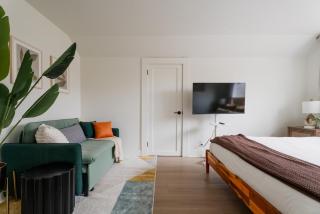 Sleeps 12 3 Kitchen Walk to Link Light Rail - 1