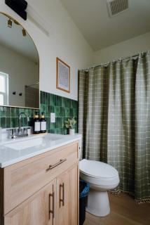 Sleeps 12 3 Kitchen Walk to Link Light Rail - 3