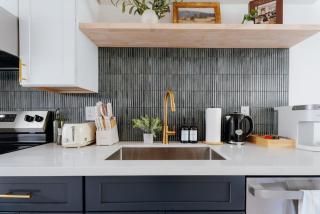 Sleeps 12 3 Kitchen Walk to Link Light Rail - 1