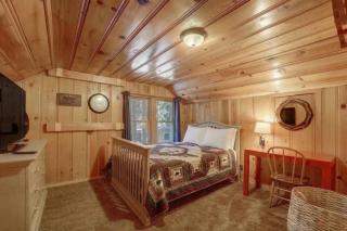 Walk to Lake Tahoe 4BR Cabin, Yard Near Heavenly - 1