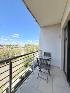 Broadacres apartment-work or play -swimming pool - 4