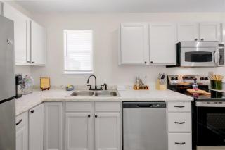 Cozy 2 Bed/15 Bath Duplex Just Blocks from Downtown Biloxi! - 2