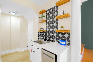 Aerie Loft: Cozy 1-Bedroom Retreat in Biloxi, Perfect for Couples! - 6