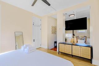 Aerie Loft: Cozy 1-Bedroom Retreat in Biloxi, Perfect for Couples! - 5