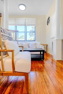 Aerie Loft: Cozy 1-Bedroom Retreat in Biloxi, Perfect for Couples! - 8