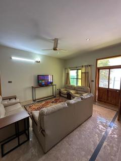 The Green Hut Stylish 2BR Apartment with lounge - 0