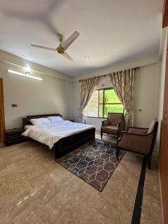 The Green Hut Stylish 2BR Apartment with lounge - 5