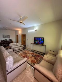 The Green Hut Stylish 2BR Apartment with lounge - 4