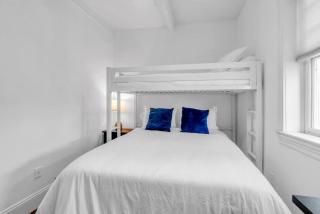 2BR Guest House - Sleeps 6 - Walk to Beach & Fun - 2