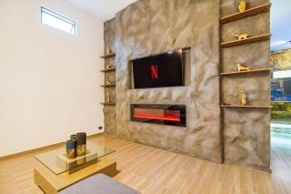 Massive Jacuzzi - 6 Bedroom with Private Bathroom - 1 block from LLeras P11 - 7