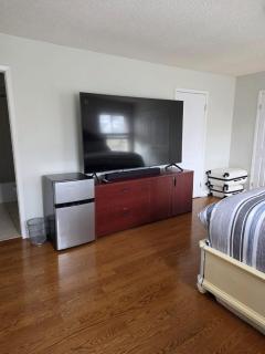Cosy king master bedroom in center of North york - 7