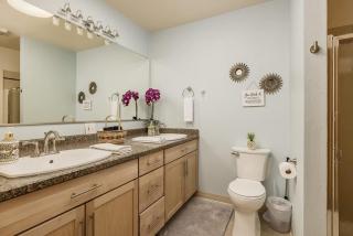 Elegant 2BR Retreat Prime Downtown Location Overlooking Parks Greenbelt - 5