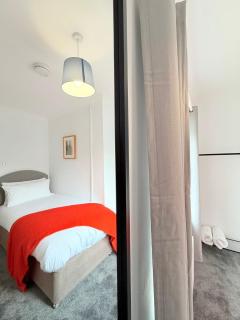 New 4BR Home 2 Private Parking, Sleeps 5 - 7