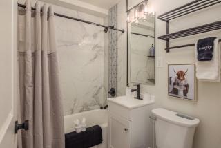Modern downtown suite king bed - 7