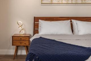 Modern downtown suite king bed - 3