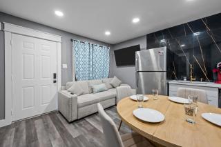 Pool Warm Heights 2BR Getaway with Free Park - 3