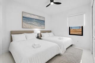 Stylish Pool Home 4BR Near Siesta Key Palm Noir - 2