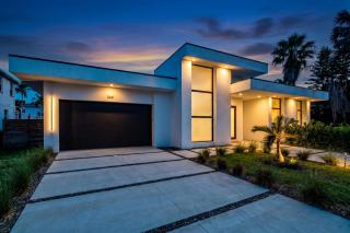 Stylish Pool Home 4BR Near Siesta Key Palm Noir - 9